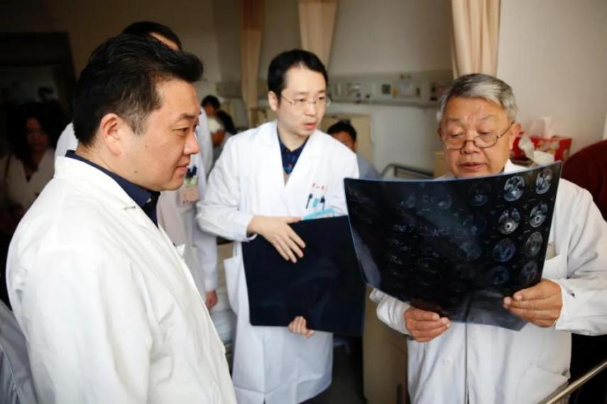 周良辅院士主编出版《现代神经外科学》（第三版）